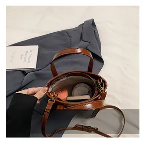 Vue intérieure du sac seau en cuir marron montrant la capacité pour cosmétiques
