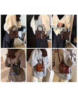 Détail du sac seau bandoulière élégant avec breloque anneau en plusieurs coloris