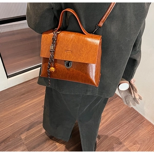 Sac à main chic en cuir PU caramel avec boucle vintage porté à l'épaule pour femme