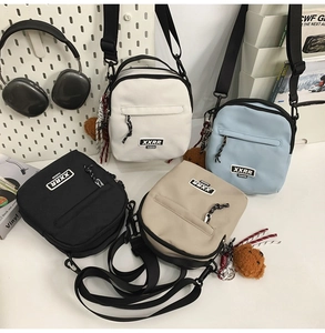 Sacs bandoulière élégants en nylon pour femmes en quatre couleurs avec petit ours