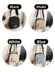 Vue détaillée de quatre sacs bandoulière en nylon avec breloques d'ours en divers coloris