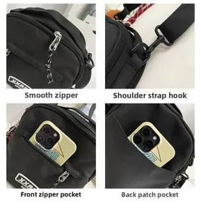 Détails d'un sac bandoulière noir montrant les zips, la sangle et la poche arrière