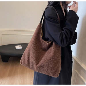 Détail d'un grand sac cabas en peluche marron montrant la matière douce et duveteuse