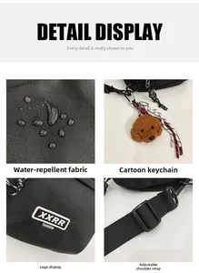 Détails du tissu noir imperméable avec breloque chiot en peluche et bandoulière
