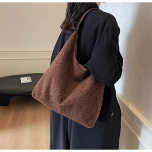 Détail du sac fourre-tout en polaire peluche marron foncé avec anses en cuir premium