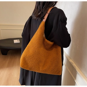 Gros plan du sac cabas en polaire peluche marron avec des anses en cuir de qualité