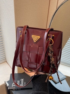 Bolso tote tejido burdeos retro con acabado brillante y placa dorada central