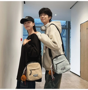 Détails des sacs à bandoulière en toile kaki et bleue avec charms chiots pour couples