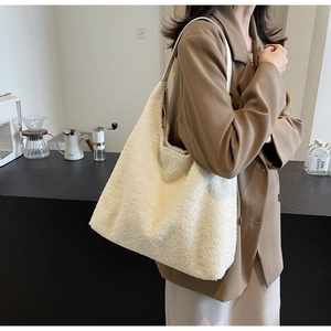 Détail d'un grand cabas en peluche crème montrant sa texture douce et sa fine bandoulière