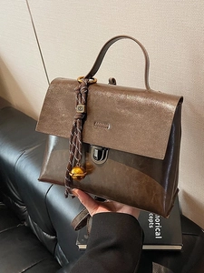 Sac à Dos en Cuir PU Vintage pour Femmes Sac à Main à Rabat avec Pendentif Tressé Sac à Bandoulière Rétro
