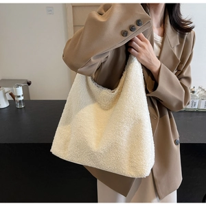 Gros plan sur la texture pelucheuse du cabas beige au design minimaliste et élégant