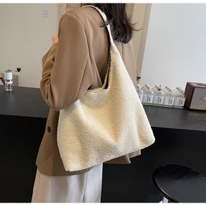 Détail du sac cabas en peluche blanche montrant la texture douce et l'anse