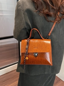 Sac trapèze en cuir ciré marron brillant avec rabat et détail de sangle tissée