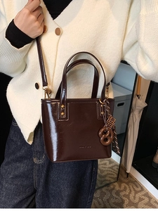 Sac Seau Bandoulière en Cuir PU Brillant Vintage Pour Femme Sac à Main Gaufré de Lettres de Luxe Avec Pendentif Élégant Sac à Épaule Mode
