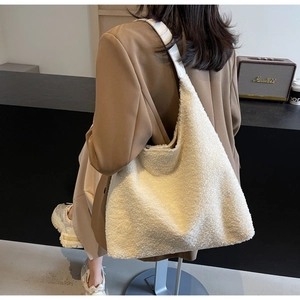 Détail de la texture d'un grand sac fourre-tout en peluche blanche hiver