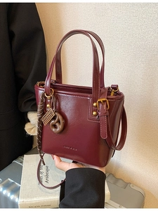 Sac seau élégant en similicuir rouge foncé avec poignée et pendentif boulier