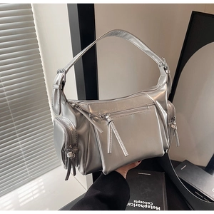 Sac à bandoulière en similicuir argenté avec multiples fermetures éclair et texture métal
