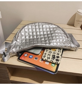 Draufsicht der silbernen Stepptasche in Halbmondform mit Platz für Tablet und Zubehör