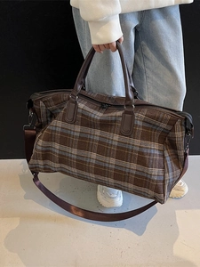 Grand sac de voyage à carreaux marron avec poignées en cuir et bandoulière
