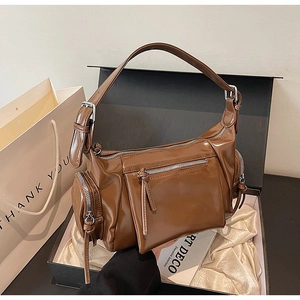 Sac à bandoulière en cuir marron brillant dans une boîte cadeau avec doublure satin