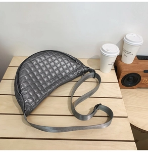 Detail der grauen gesteppten Halbmond-Tasche aus glänzendem Nylon mit Nähten
