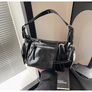 Détails du sac à bandoulière en cuir verni noir avec poches multiples et boucles argent