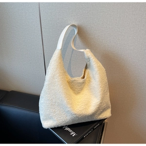 Détail du sac hobo blanc crème en fausse fourrure douce avec bandoulière en cuir