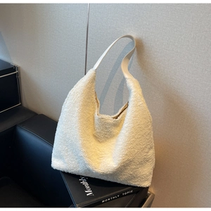 Détail du grand sac cabas en polaire blanc cassé avec bandoulière en cuir lisse contrasté
