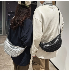 Gesteppte Halbmond-Umhängetasche in Silber und Schwarz mit quadratischem Nahtmuster