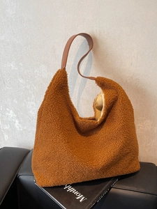 Grand sac à main en peluche marron avec bandoulière en cuir pour l'automne hiver