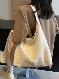 Grand sac cabas en peluche crème pour femme avec tenue de bureau automne hiver