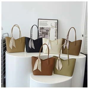 Sacs cabas motif litchi en six couleurs avec foulards en soie sur les anses