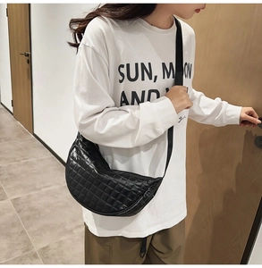Schultertasche in Schwarz mit Steppmuster in Halbmondform und verstellbarem Gurt