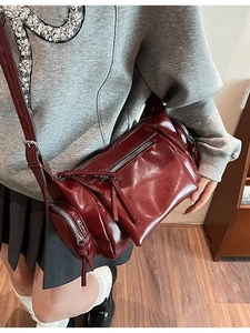 Sac à Bandoulière Sous-Axillaire Femme en Cuir PU Brillant Design de Niche Multi Fermetures Éclair Sac Oreiller Tendance