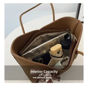 Vue de dessus de l'intérieur du grand sac cabas en cuir marron montrant sa grande capacité
