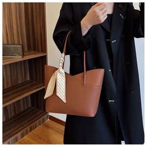 Sac cabas en cuir marron grainé avec foulard géométrique décoratif sur la poignée