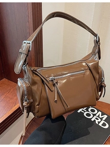 Sac rétro marron brillant à plusieurs poches zippées et bandoulière large ajustable