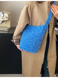 Women Plush Faux Fur Bucket Bag Large Capacity Soft Fuzzy Shoulder Crossbody Bag For Winter Autumn Fashion Daily Use