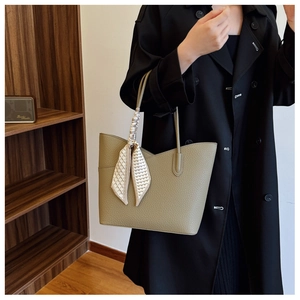Sac fourre-tout vert olive à texture litchi avec un foulard décoratif en soie sur l'anse