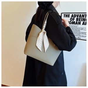 Grand sac fourre-tout vert olive en cuir grainé avec détail de foulard en soie élégant