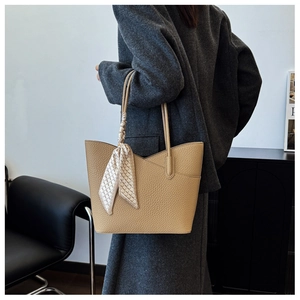 Détail du sac cabas kaki en cuir à motif litchi avec foulard en soie décoratif