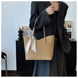 Détail du sac cabas kaki en cuir grainé avec foulard en soie à motifs géométriques