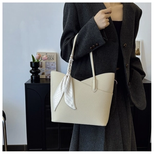 Grand sac cabas blanc cassé en cuir grainé avec foulard décoratif porté par mannequin