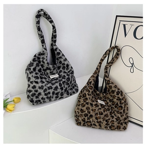 Détail de sacs seaux en peluche imprimé léopard en gris et marron sur support
