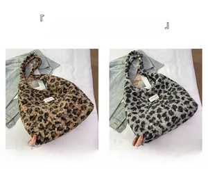 Détail des sacs cabas en peluche léopard kaki et noir avec une texture douce en fausse fourrure