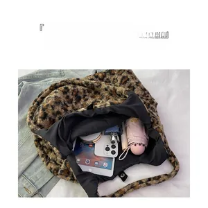 Sac fourre-tout en peluche léopard montrant le rangement interne pour la tablette