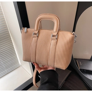 Détails du sac seau plissé abricot en simili cuir avec poignées et finitions argentées