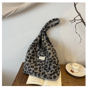 Vue détaillée du grand sac cabas en peluche imprimé léopard gris avec étiquette tissée