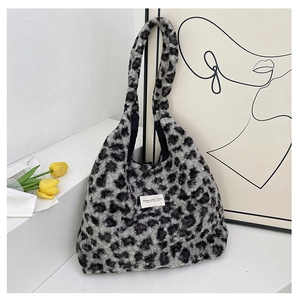 Détail d'un sac cabas en peluche imprimé léopard avec texture douce et bandoulière