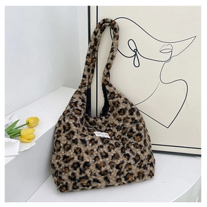 Détail du sac hobo en peluche à motif léopard avec texture douce en fausse fourrure